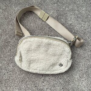 Lulu lemon Belt bag Sherpa brand new